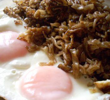 Makaron na ciemno, z jajkiem