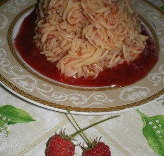 Makaron z truskawkowym dżemem