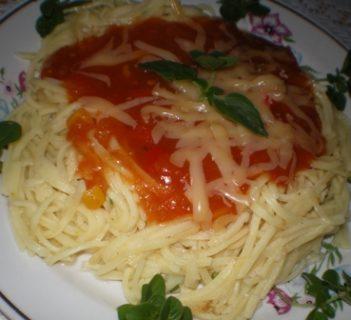 Makaron z sosem słodko-kwaśnym