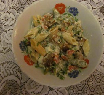 Sałatka z kolorowym makaronem