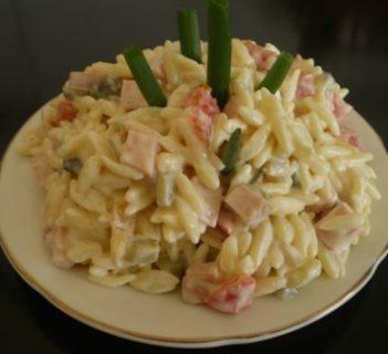 Sałatka z makaronem w kształcie ryżu