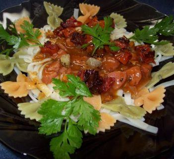 Makaron z sosem z kiełbasą i suszonymi pomidorami