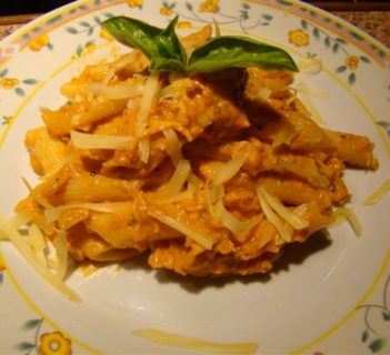 Penne z sosem pomidorowo-śmietanowo-serowym