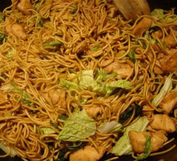 Chińskie noodles z kurczakiem i kapustą