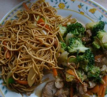 Polędwiczka wieprzowa z brokułami i czosnkiem