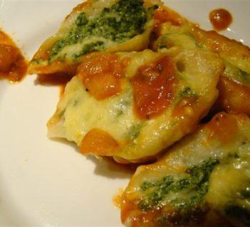 Conchiglioni ze szpinakiem w sosie pomidorowym