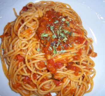 Spaghetti z pomidorami z puszki