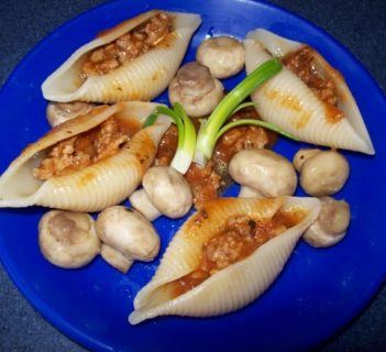 Muszle z sosem bolognese