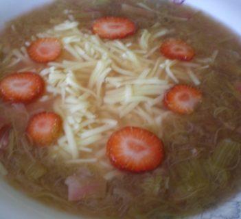 Zupa rabarbarowa z makaronem