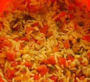 Sałatka z makaronem w kształcie ryżu