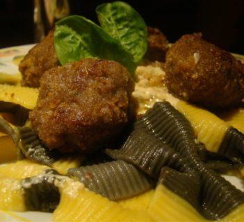 Farfalle, pieczarki, kulki i sos śmietanowy