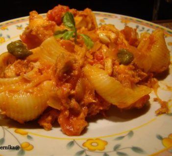 Lumaconi z kaparami, pomidorami i tuńczykiem