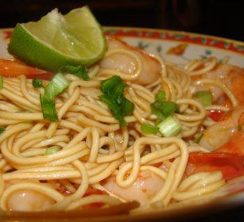 Makaron i krewetki na różowo