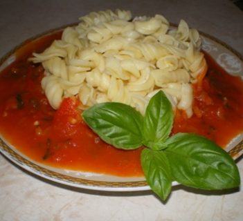 Makaron z sosem pomidorowo-ziołowym