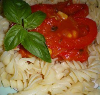 Makaron z sosem pomidorowym i warzywami