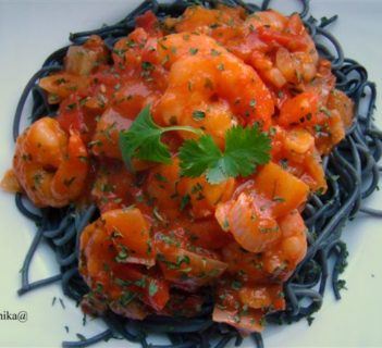Czarne spaghetti z krewetkami