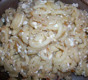 Makaron z serem i cebulką