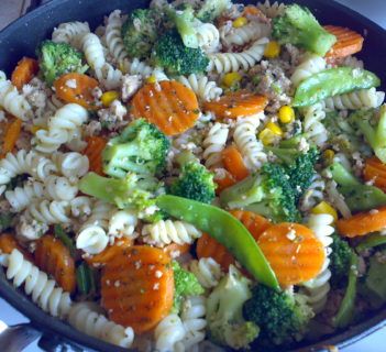 Makaron z warzywami i mięskiem mielonym