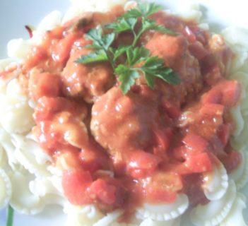 PULPETY W SOSIE PAPRYKOWYM Z MAKARONEM