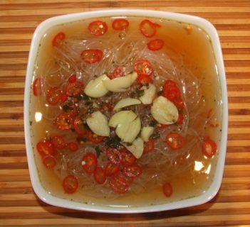 Ostra zupa z makaronem chińskim