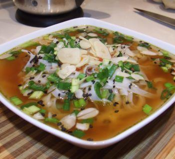 Łagodna zupa z makaronem ryżowym