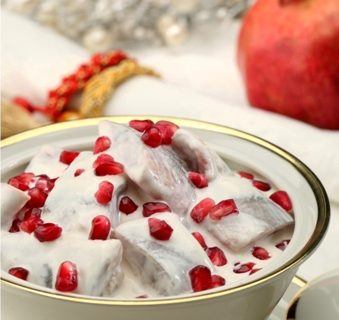 Matjas a’la łosoś z pestkami granatu