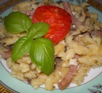 Kremowa zapiekanka z makaronu, pieczarek i sera