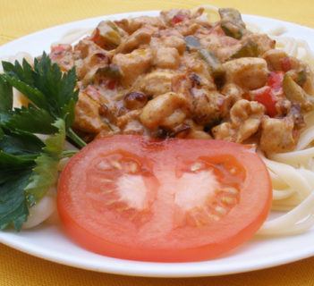 Spaghetti z pikantnym kurczakiem