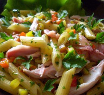 Sałatka z makaronu, z kurczakiem wędzonym