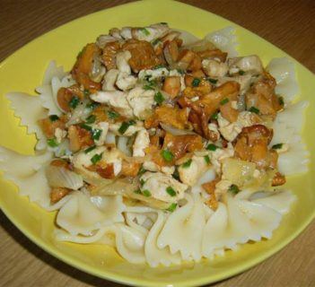 Makaron kokardki z kurkami i kurczakiem