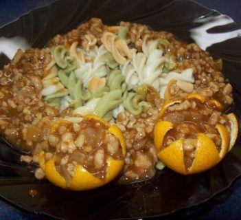 Kolorowy makaron z sosem bolognese