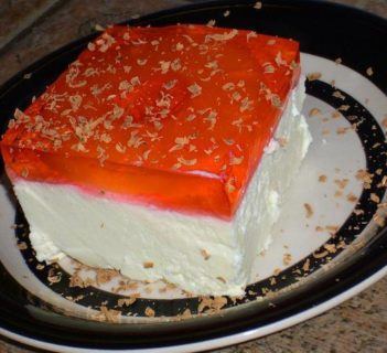 Pianka z bitej śmietany z ananasem