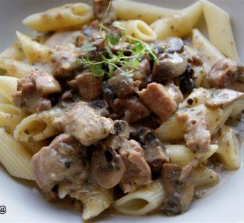 Gulasz w sosie smietanowo-cytrynowym z penne