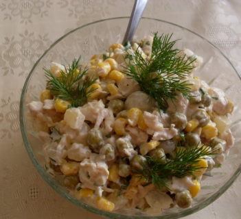 Sałatka z kurczakiem i ananasem