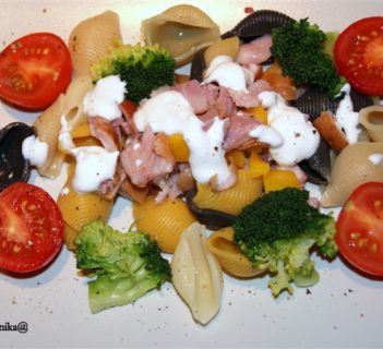 Sałatka z wędzonym kurczakiem