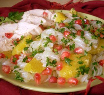 Sałatka z makaronu ryżowego z kurczakiem i owocami