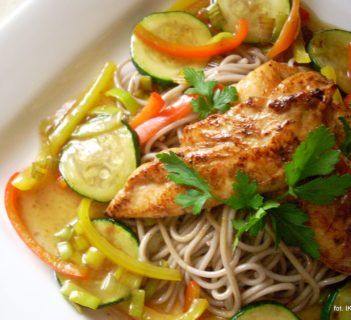 Soba z kurczakiem i warzywami