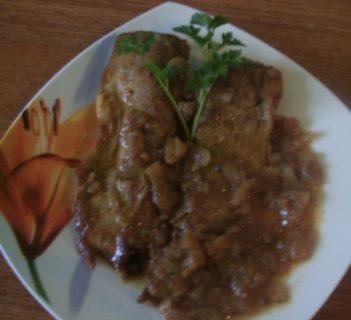 Polędwica z cebulą w sosie curry