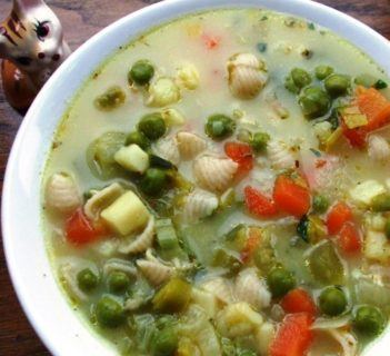 Warzywna zupka z makaronem i serkami topionymi