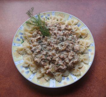 Farfalle z sosem śmietanowo-kurkowym