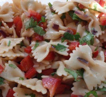 Sałatka z kokardkami do mięsa