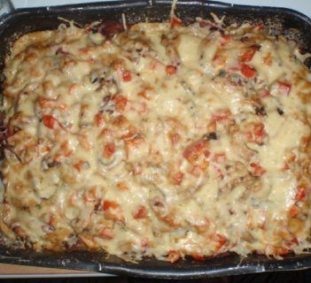 Blacha zapiekanych różności na bazie makaronu