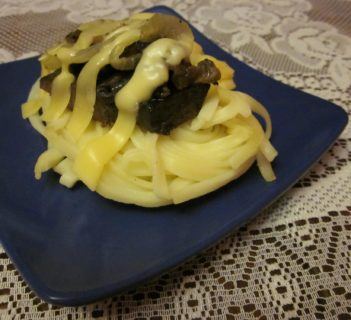 Wątróbka wieprzowa w gniazdkach makaronowych