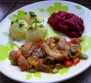 Medaliony drobiowe z winogronem i papryką