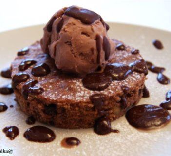 Czekoladowy torcik z lodami