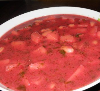 Czerwony barszcz z botwiną i fasolką