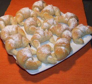 Drożdżowe rogaliki z czekoladą