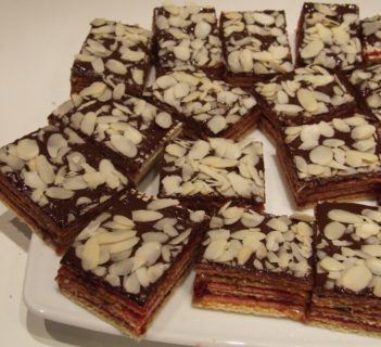 Wafle z masą kajmakową i czekoladą