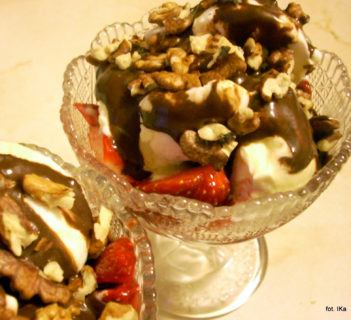 Deser lodowo – truskawkowy z orzechami