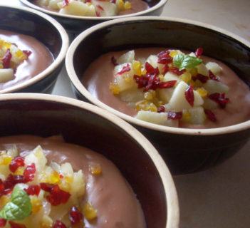 Budyń czekoladowy z gruszkami i owocową posypką